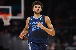卡梅隆·布泽尔NBA首秀，数据见证成长与期望